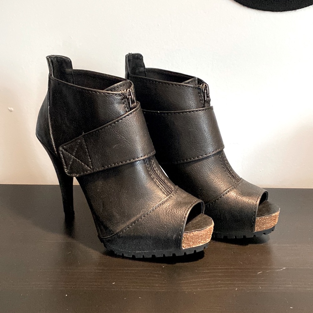 Vera Wang black leather zipper pumps